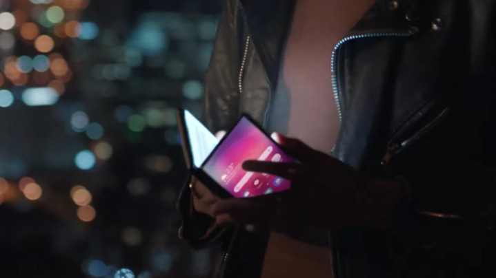 三星最新电视广告　疑似出现 Galaxy Z Fold 3